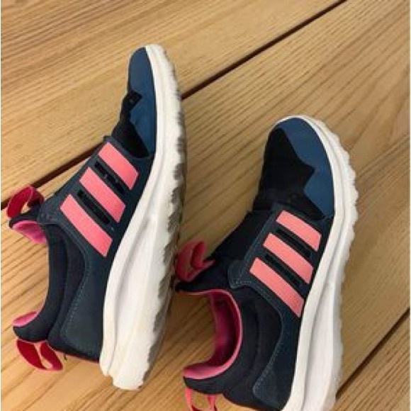 Adidas Size 4 Youth
 Good Condition - Picture 6 of 6